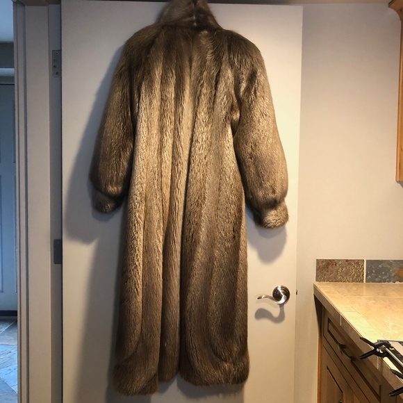 Full length beaver coat with bone button - Picture 5 of 10